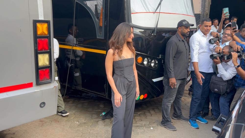 alia-bhatt-was-spotted-shooting-for-what-women-want-season-5-with-kareena-kapoor-khan-as-part-of-her-promotions-for-the-upcoming-film-jigra